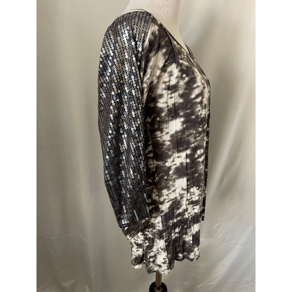 Day Trip Gray/White Abstract Tie Dye Sequin Accented Pockets & 3/4 Sleeve Top - Picture 6 of 11